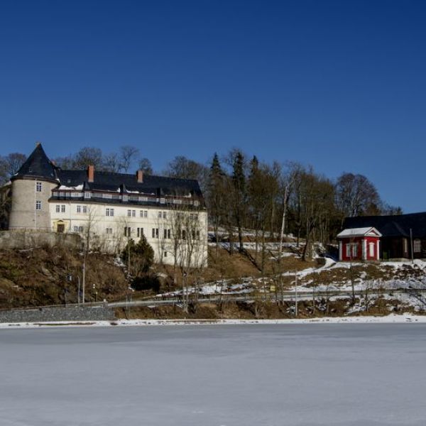 Schloss Stiege im Winter von der Seite